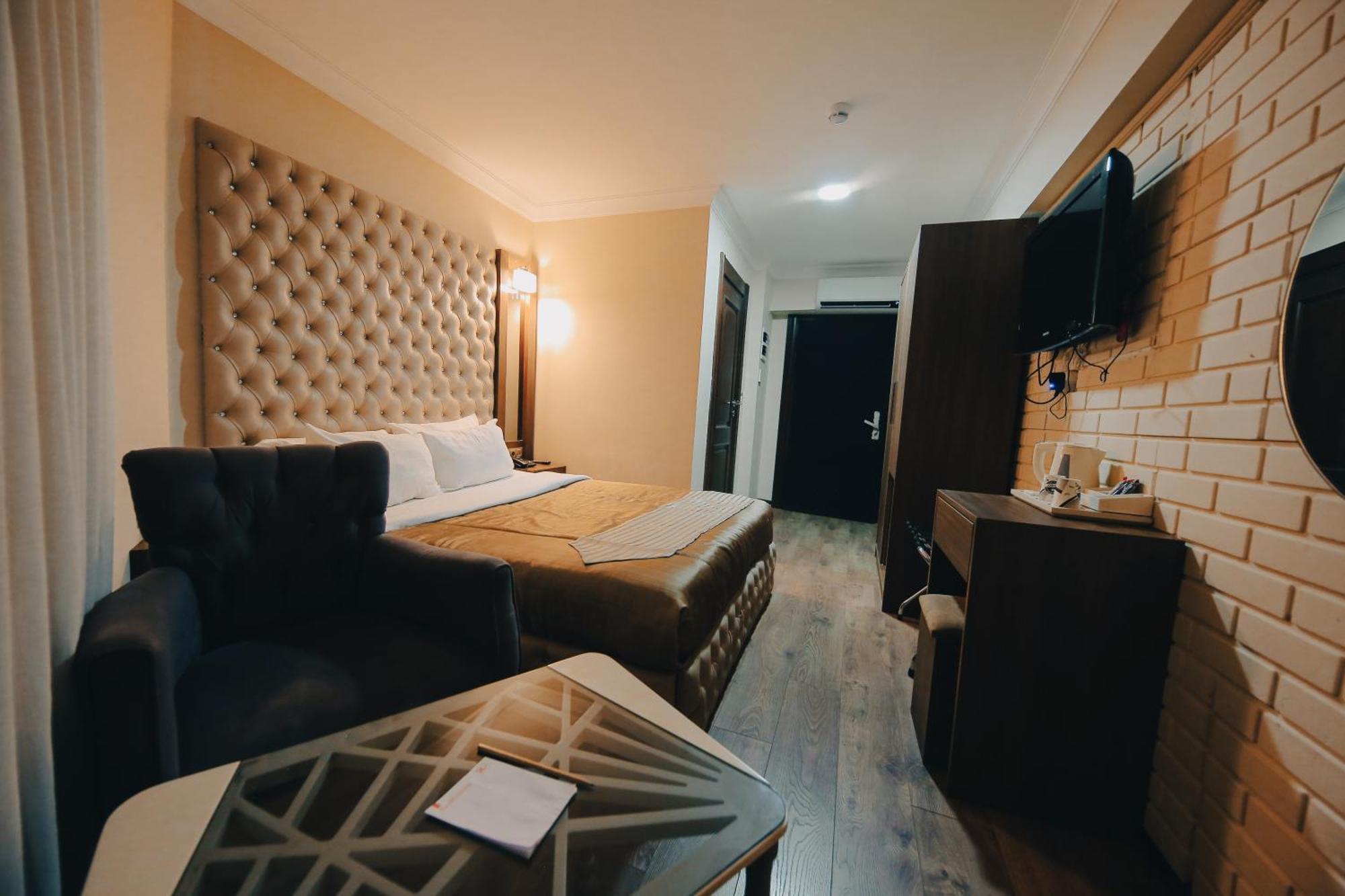 Hotel Red *