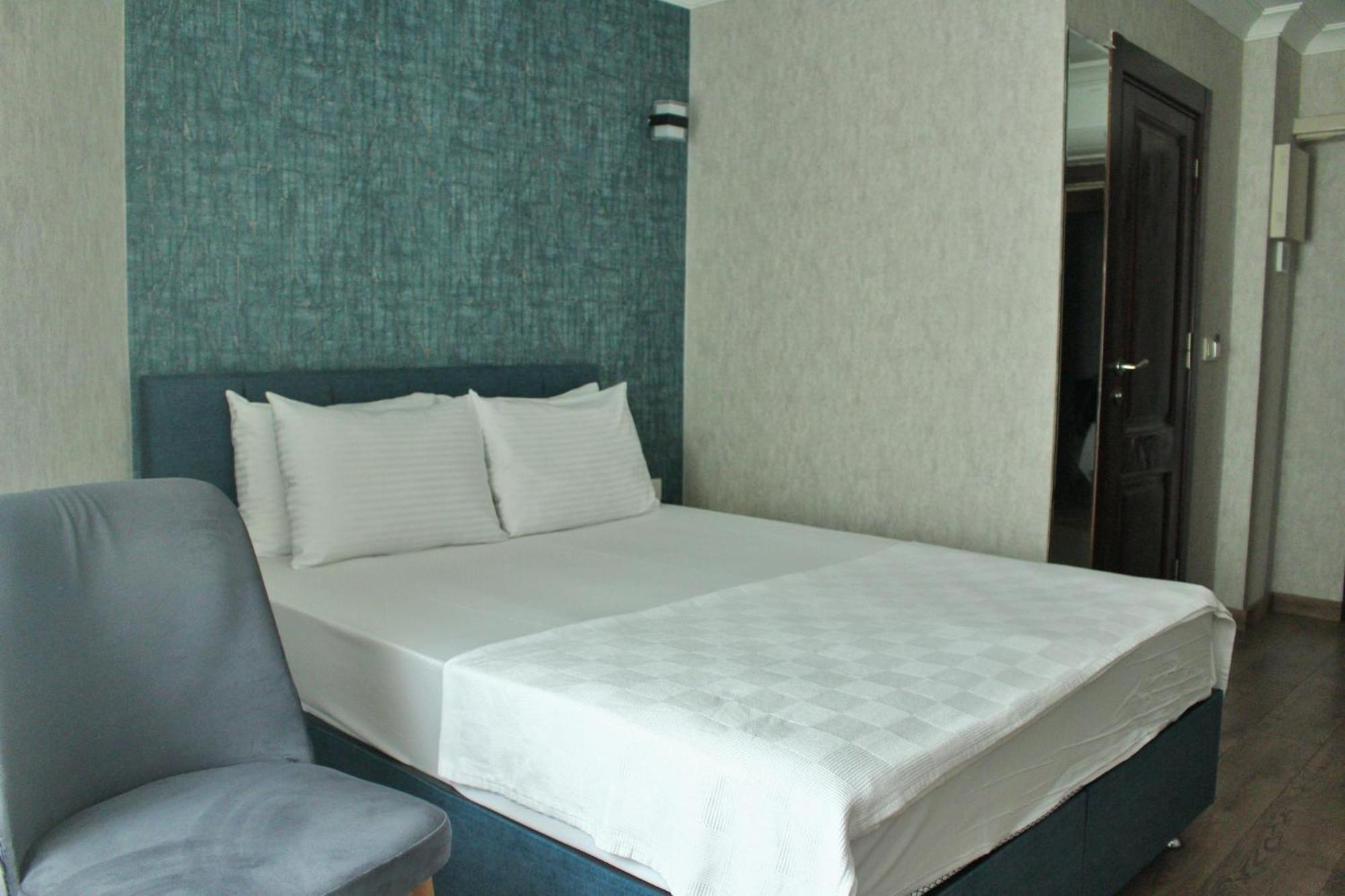 Red Hotel *